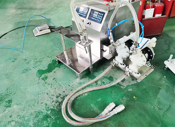 高粘度瓶、袋一體液體洗滌劑（jì）灌裝機-01